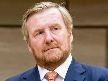 König Willem-Alexander der Niederlande schaut besorgt zur Seite