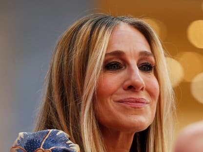 Sarah Jessica Parker lächelt leicht