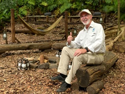 Dr. Bob sitzt auf Baumstamm im Dschungelcamp