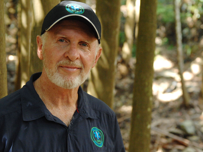 Dr. Bob mit Cap im Wald