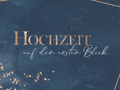 Das "Hochzeit auf den ersten Blick"-Logo vor blauem Hintergrund