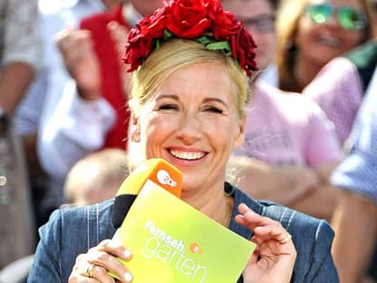 Andrea Kiewel mit Blumen im Haar