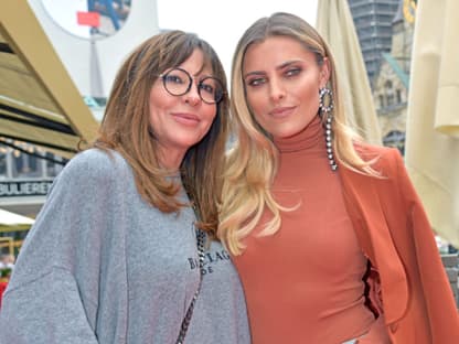 Sophia Thomalla und Mutter Simone Thomalla Arm in Arm.