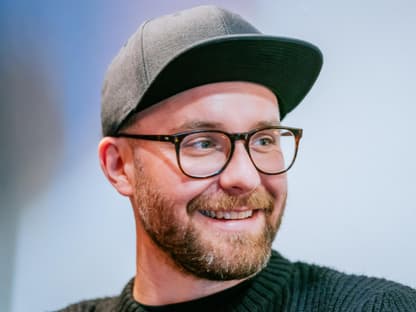 Mark Forster guckt zur Seite 