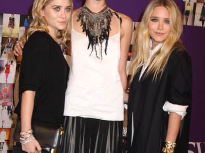 Sasha Pivovarova posiert mit den beiden Schwestern Mary-Kate und Ashley Olsen