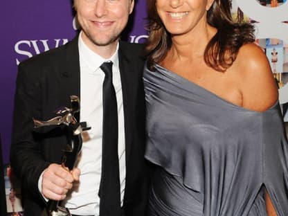 Donna Karan freut sich mit Burberry-Chefdesigner Christopher Baile zum "International Award"