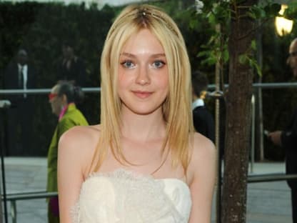 Wie ein Unschuldsengel bezauberte "Twilight"-Star Dakota Fanning. Die 16-Jährige trug eine Bustierrobe von Marchesa