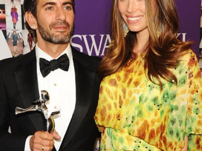 Jessica Biel gratuliert Marc Jacobs. Der Designer wurde mit der wichtigsten Auszeichnung als "Top Talent in Womenswear" geehrt. Glückwunsch!