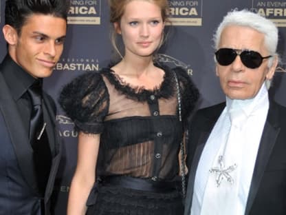 Stargast: Karl Lagerfeld posiert mit seinen Musen, dem deutschen Topmodel Toni Garrn und seinem Dauerbegleiter Baptiste Giabiconi 