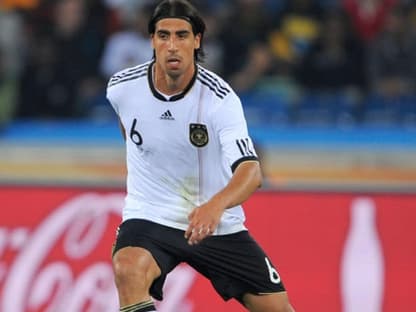 Am 5. September 2009 gab Sami Khedira sein A-Nationalmannschaftsdebüt gegen Südafrika. Bei der WM gehört der 23-jährige Mittelfeldspieler inzwischen zum Stammaufgebot