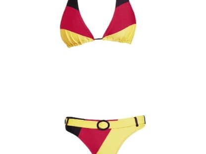 Wir wollen ja König Fußball nicht die Show stehlen. In diesem sexy schwarz-rot-goldenen Bikini allerdings werden wir rasch jede Menge Fans um uns scharen. Und für Hochstimmung sorgen!
Bikini von Figueroa, ca. 30 Euro