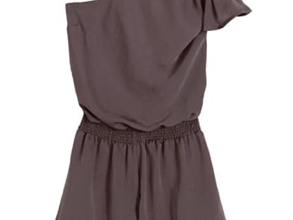 Herrlich bequem und unkompliziert. One-Shoulder-Playsuit von Orsay, ca. 25 Euro