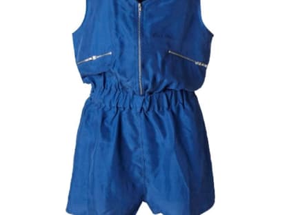 In Kombination mit Riemchensandalen unschlagbar: Blauer Playsuit von Gestuz, ca. 140 Euro