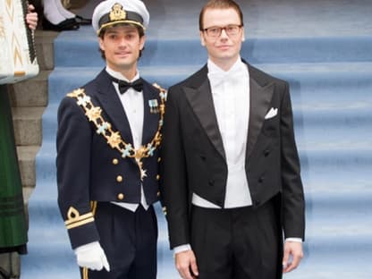 Jahrelang musste der Fitnesstrainer um die Gunst der königlichen Familie buhlen. Heute ist er als Victorias Mann im ganzen Land anerkannt. Neben Victorias Bruder Carl Philip macht er auf jeden Fall eine gute Figur