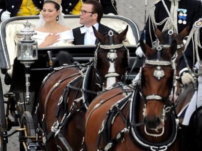 Nach der Hochzeit wurde das Brautpaar in einer Kutsche durch Stockholm gefahren