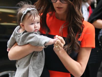 Sie macht ihre Mami überglücklich: Harper Seven Beckham ist nach drei Söhnen die erste Tochter für David und Victoria Beckham. Die Kleine erblickte am 10.07.2011 das Licht der Welt und ist jetzt schon eine richtige Fashionista!