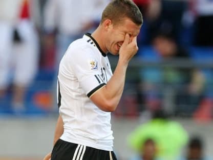 Wut und Enttäuschung bei Lukas Podolski: Er verschießt einen Elfmeter - die größte Chance auf ein deutsches Tor