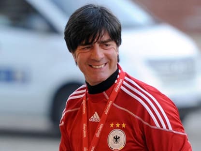 Alles oder nichts: Jogi Löw ist voller Siegeswillen. Seine Mannschaft muss heute gegen Ghana gewinnen - sonst droht das Aus für Deutschland schon in der Vorrunde