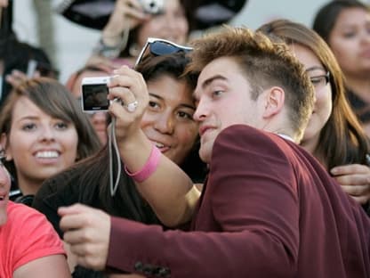 Hunderte Fans haben vor dem Nokia Theatre in Los Angeles gezeltet, um ihren Idolen ganz nah zu sein. Und sie wurden nicht enttäuscht: Die Twilight-Stars haben sich ausreichend Zeit für Autogramme und Fotos genommen