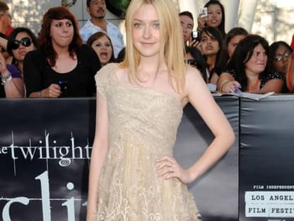 Hinreißend: Dakota Fanning entschied sich für ein Kleid aus Spitze von Elie Saab