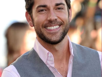 "Twilight"-Darsteller Zachary Levi strahlt in die Kameras