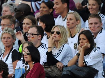 Auf der VIP-TribÃ¼ne nahmen die Spielerfrauen Platz. Unter anderem drÃ¼cken Schweinsteiger-Freundin Sarah Brandner und Özils Anna-Maria Lagerblom ihren Jungs die Daumen