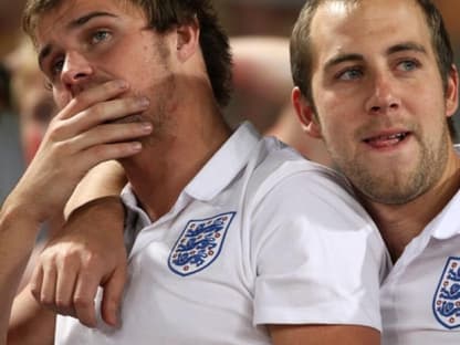 Trauer und Fassungslosigkeit in England. Die Fans der "Three Lions" können nicht glauben, dass ihr Team im Achtelfinale gegen Deutschland ausscheidet