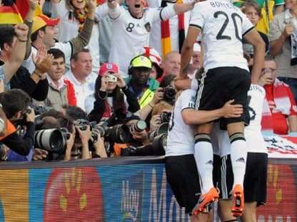 Fans feiern den Sieg mit ihrer Mannschaft im Stadion