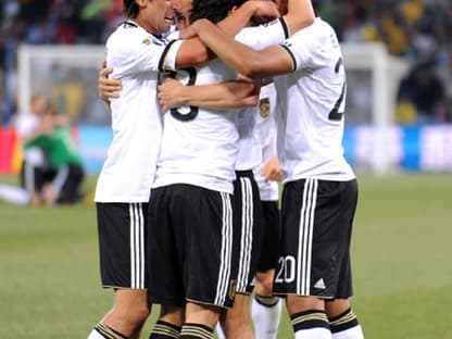 Großer Jubel bei der deutschen Mannschaft. Anfangs hatte niemand mit einer so überragenden Leistung gerechnet. Schon am nächsten Samstag gehts gegen Argentinien um den Einzug ins Halbfinale