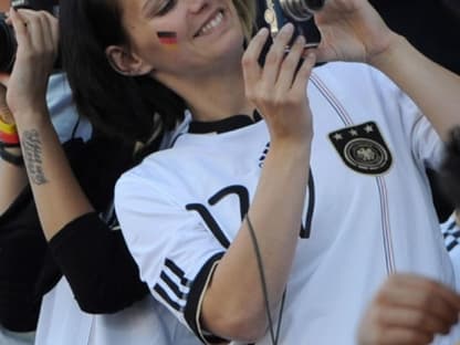 Ulrike Stange, Freundin von Per Mertesacker, macht fleißig Erinnerungsfotos