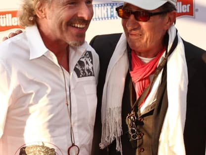 Thomas Gottschalk und Rolf Zacher stellen sich gemeinsam fürs Foto auf