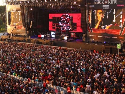 Deutschlands Festivals sind zwar etwas kleiner, aber beim Line-Up stehen sie ihren britischen Pendants in nichts nach. Hier ein Bild vom "Rock am Ring"-Event