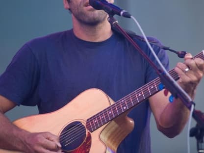 Jack Johnson ist momentan auf großer Festival-Tour. Auch in Deutschland machte der gebürtige Hawaiianer Halt. Beim "Hurricane"-Festival in Scheeßel brachte er mit seinen sanften Gitarren-Klängen Sommerfeeling in den Norden