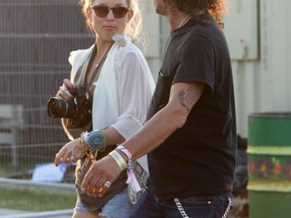 Back to the Roots!

Hollywood-Star Kate Hudson hat mal wieder einen Musiker als Freund. In England feuerte sie Matt Bellamy (Frontmann der Band "Muse") an