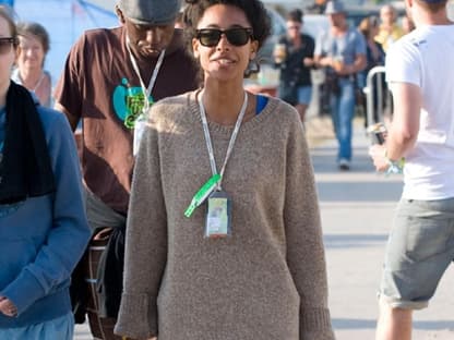 Corinne Bailey Rae im XL-Wollpulli - fertig ist das praktische Festival-Outfit