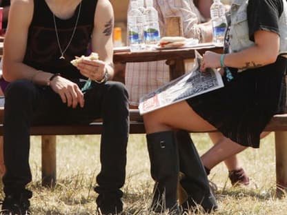 Partner-Look war einmal: Kelly Osbourne und ihr Freund Luke Worrell genießen die chillige Atmosphäre