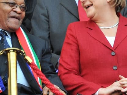 Bundeskanzlerin Angela Merkel ist auch in Südafrika angekommen. Nach dem Spiel trank sie mit der Nationalmannschaft ein Bier in der Kabine 