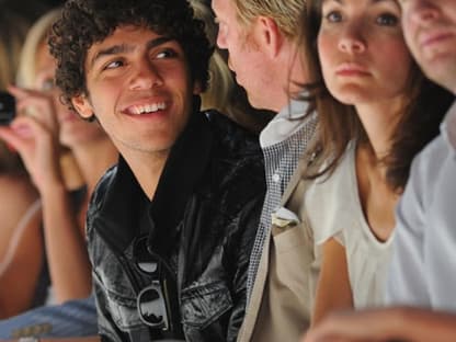 Ziel der Reise war zunächst die Front Row des Labels Laurèl. Dort schauten sich Vater und Sohn die Sommerkollektion 2011 an. Und achteten natürlich auch auf die hübschen Models