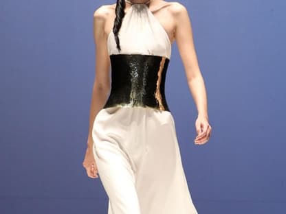 Die Sommerkollektion 2011 des Designers ist ungewohnt dezent und klassisch. Unser Lieblingsoutfit des Abends: Das weiße Kleid 