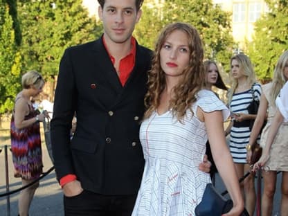 Produzent Mark Ronson mit seiner Freundin Josephine de la Baume 