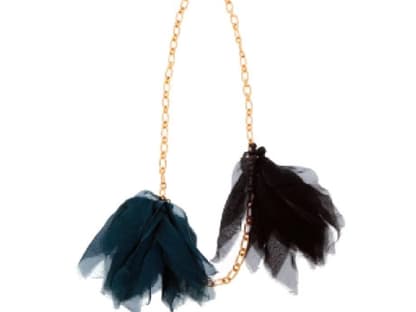 Goldkette mit Chiffon- Anhängern von LAutre Chose, ca. 90 Euro 