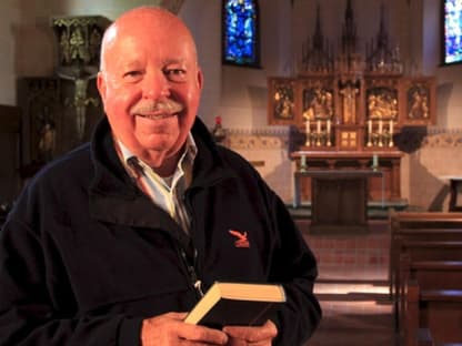 Der Countdown läuft: Um 18:00 Uhr beginnt die kirchliche Hochzeit in der Bergkapelle Regina Pacis. Pfarrer Brent Fisher wird Boris und Lilly in einer ökumenischen Zeremonie trauen