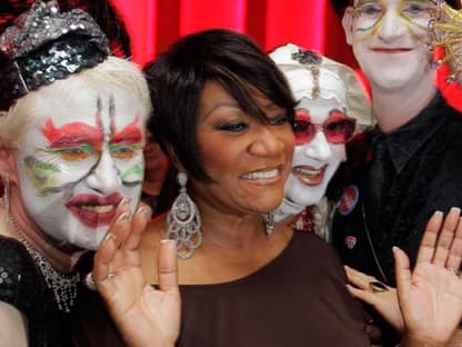 Patti LaBelle spaßt mit den verkleideten Gästen herum