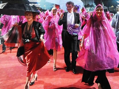 Der Life Ball in Wien fiel leider sprichwörtlich ins Wasser. Noch während der Eröffnung zog ein Regenschauer über Wien. Daraufhin musste die Show kurzfristig abgebrochen werden. Das feiernde Partyvolk ließ sich die Stimmung vom Wetter jedoch nicht vermiesen