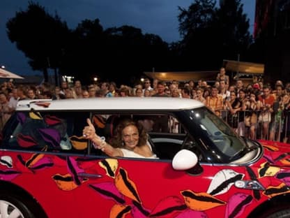 Ebenso wie Star-Designerin Diane von Furstenberg. Die drei Autos werden für den guten Zweck versteigert