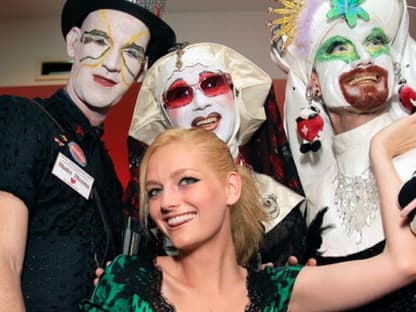 Model Lydia Hearst posiert gemeinsam mit der "Style Police" während des Life Ball in Wien