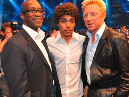 Der frühere Leichtathlet Edwin Moses, Noah und Boris Becker. Der Box-Event auf Schalke war für die Beckers eine reine Männersache - Lilly richtet zurzeit das neue Haus in London ein