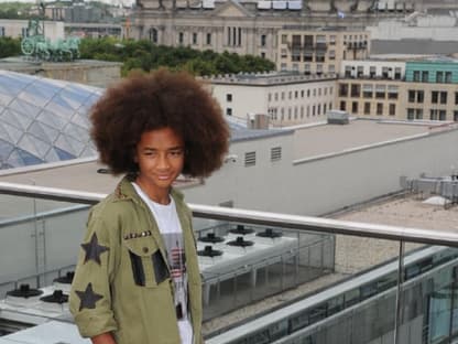 Jaden Christopher Syre Smith hat die Gene seiner Eltern geerbt. Bereits mit vier Jahren stand er für "Men in Black II" vor der Kamera - seine erste Hauptrolle bekam er 2006 neben seinem Vater in "Das Streben nach Glück"