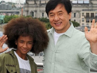 Beim Photocall in Berlin posiert der kleine Smith mit seinem Filmkollegen Jackie Chan vor dem Reichstagsgebäude