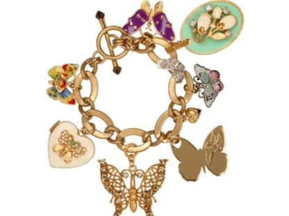 Flora & Fauna: Reich verziert: Bettelarmband von Juicy Couture über 
my-wardrobe.com, ca. 185 Euro 